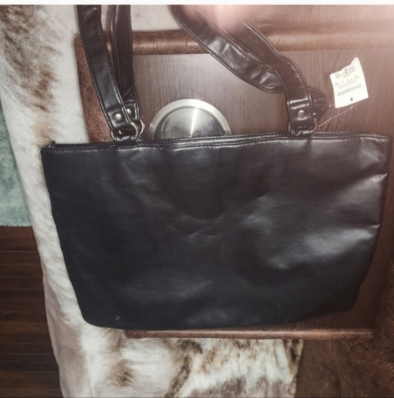 NWT CHATEAU BLACK ZIPPER BAG - Picture 2 of 3